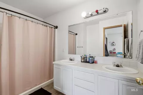 Bath - 607 Laster St, Caldwell, ID 83607 photo 1 of 3