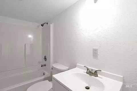 Bath - 356 E Avenue B, Wendell, ID 83355 photo 3 of 3