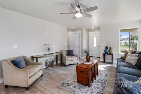 Living - 820 Jack Ave, Jerome, ID 83338 photo 2 of 3
