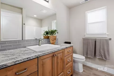 Bath - 820 Jack Ave, Jerome, ID 83338 photo 2 of 2
