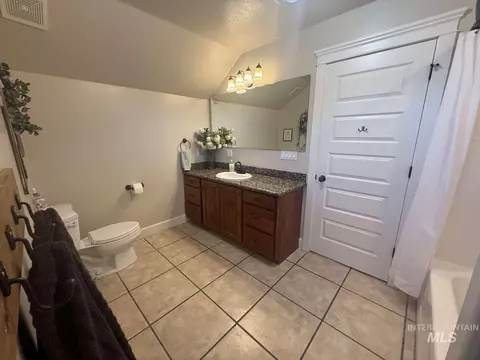 Bath - 1110 Connor Ct, Kimberly, ID 83341 photo 2 of 3