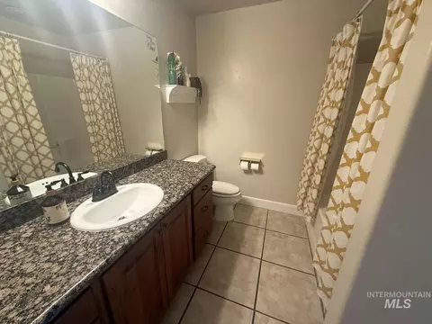 Bath - 1110 Connor Ct, Kimberly, ID 83341 photo 3 of 3