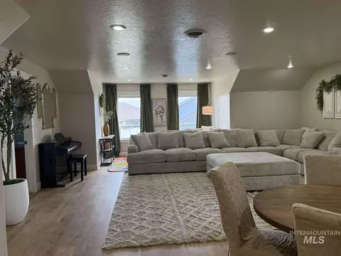 Living - 1110 Connor Ct, Kimberly, ID 83341 photo 4 of 6
