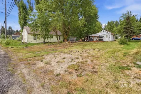Exterior - 210 S Idaho St, Cascade, ID 83611 photo 3 of 3
