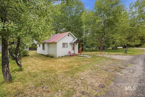 Exterior - 210 S Idaho St, Cascade, ID 83611 photo 1 of 3