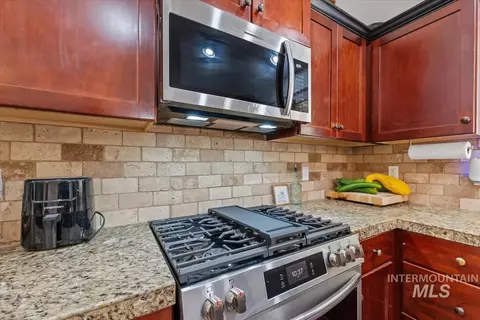 Kitchen - 985 N Shadowridge Ave, Eagle, ID 83616 photo 2 of 3