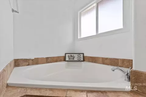 Bath - 985 N Shadowridge Ave, Eagle, ID 83616 photo 2 of 4