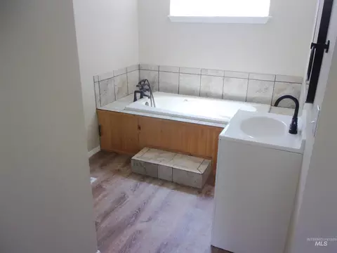 Bath - 1629 Sand Rd, Weiser, ID 83672 photo 1 of 4
