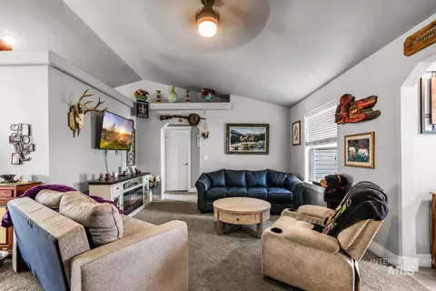 Living - 813 Hawk Ct, Jerome, ID 83338 photo 2 of 2