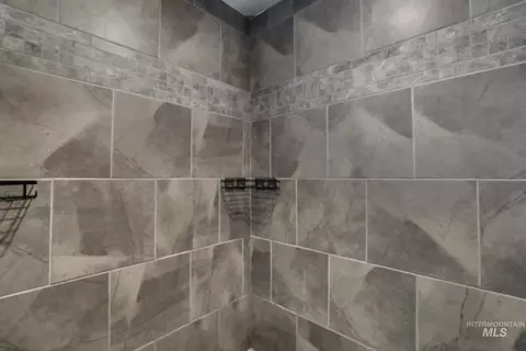 Bath - 813 Hawk Ct, Jerome, ID 83338 photo 1 of 2