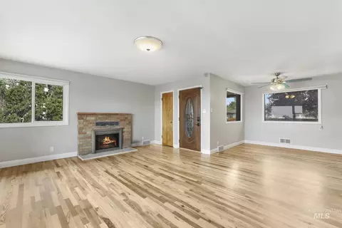 Living - 214 E 16th Ave, Jerome, ID 83338 photo 4 of 6