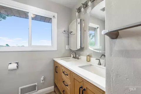 Bath - 214 E 16th Ave, Jerome, ID 83338 photo 1 of 4