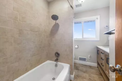 Bath - 214 E 16th Ave, Jerome, ID 83338 photo 2 of 4