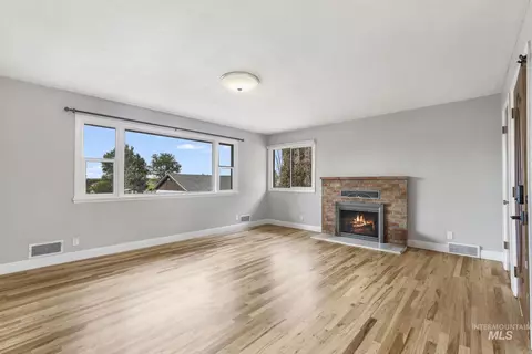 Living - 214 E 16th Ave, Jerome, ID 83338 photo 3 of 6