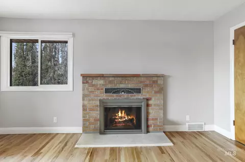 Living - 214 E 16th Ave, Jerome, ID 83338 photo 1 of 6