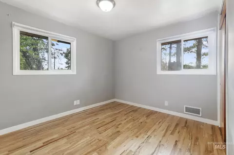 Bedroom - 214 E 16th Ave, Jerome, ID 83338 photo 2 of 4