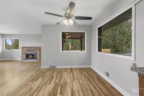 Living - 214 E 16th Ave, Jerome, ID 83338 photo 2 of 6