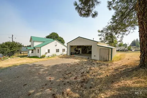 Exterior - 712 3rd Ave, Nezperce, ID 83543 photo 1 of 7