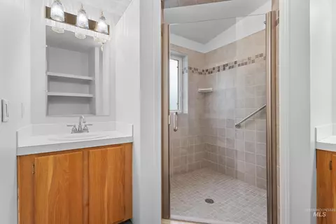 Bath - 410 E Custer St, Mackay, ID 83251 photo 2 of 4