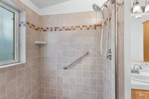 Bath - 410 E Custer St, Mackay, ID 83251 photo 4 of 4