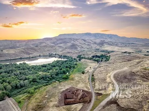 8755 Lagoon Ln, Emmett, ID 83617