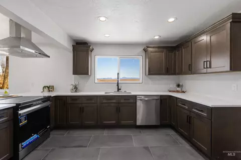 Kitchen - 29862 Emmett Rd, Caldwell, ID 83607 photo 5 of 7