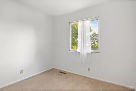 Bedroom - 386 Crestview Dr, Twin Falls, ID 83301 photo 3 of 6