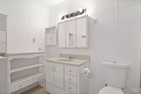 Bath - 386 Crestview Dr, Twin Falls, ID 83301 photo 1 of 2