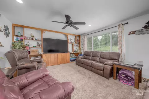 Living - 692 15th St, Vale, OR 97918 photo 1 of 2
