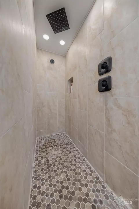 Bath - 692 15th St, Vale, OR 97918 photo 3 of 3