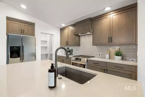 Kitchen - 3694 E Cedarhurst Ln, Meridian, ID 83642 photo 2 of 3