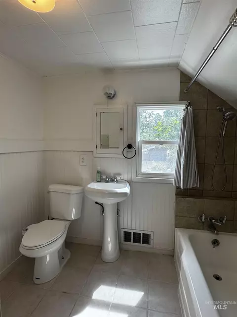 Bath - 1122 2nd Ave S, Payette, ID 83661 photo 1 of 1