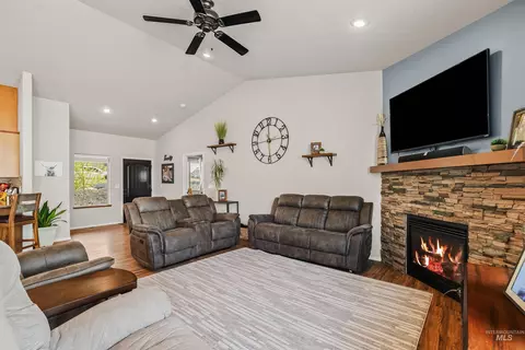 Living - 705 Talons Ct, Lewiston, ID 83501 photo 2 of 3