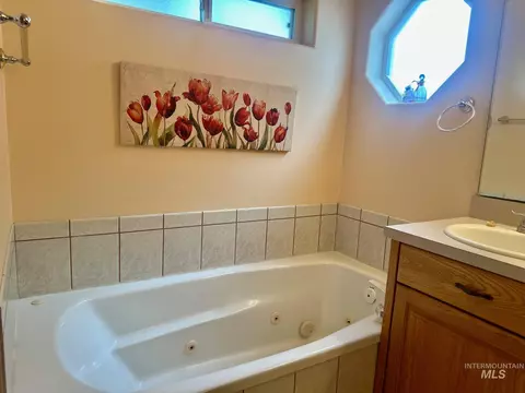 Bath - 3484 E 3195 N, Kimberly, ID 83341 photo 2 of 2