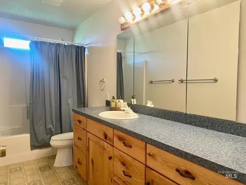 Bath - 3484 E 3195 N, Kimberly, ID 83341 photo 3 of 3