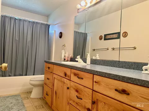 Bath - 3484 E 3195 N, Kimberly, ID 83341 photo 1 of 2