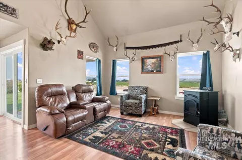 Living - 1932 Miller, Adrian, OR 97901 photo 2 of 4