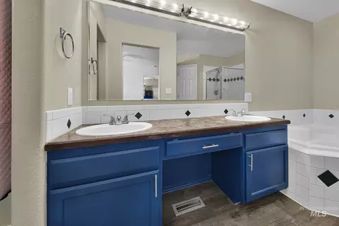 Bath - 492 E Addeson St, Meridian, ID 83646 photo 1 of 4