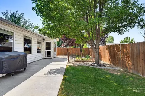 Exterior - 492 E Addeson St, Meridian, ID 83646 photo 7 of 9