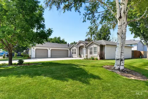 Exterior - 492 E Addeson St, Meridian, ID 83646 photo 3 of 9
