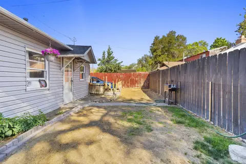 Exterior - 1403 8th Ave E, Twin Falls, ID 83301 photo 6 of 8