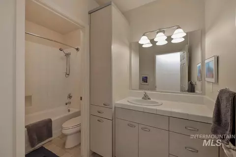 Bath - 2419 N Sevenoaks Pl, Eagle, ID 83616 photo 2 of 3
