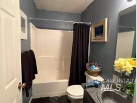 Bath - 3816 Bennington St, Caldwell, ID 83607 photo 1 of 2