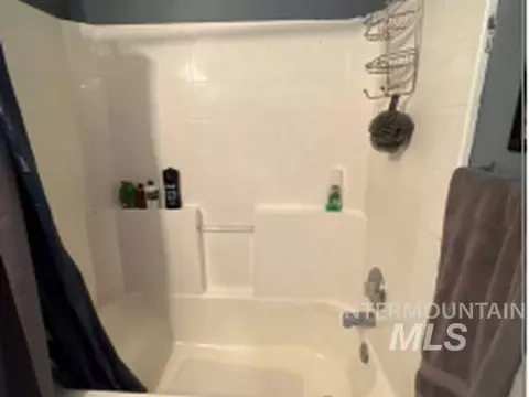 Bath - 3816 Bennington St, Caldwell, ID 83607 photo 2 of 2