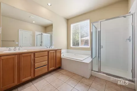 Bath - 1923 E Pratt St, Meridian, ID 83642 photo 1 of 3