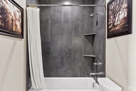 Bath - 573 S Brentbrook Ln, Eagle, ID 83616 photo 7 of 8