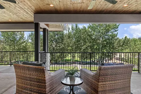 Exterior - 573 S Brentbrook Ln, Eagle, ID 83616 photo 4 of 8