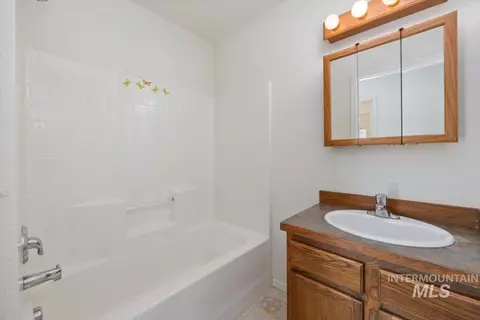 Bath - 555 Hunter Ave, Twin Falls, ID 83301 photo 2 of 2