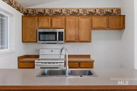 Kitchen - 555 Hunter Ave, Twin Falls, ID 83301 photo 2 of 3