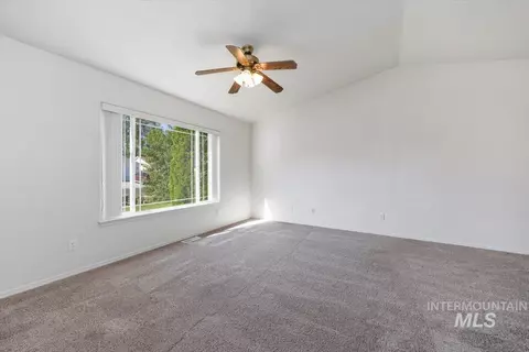 Living - 555 Hunter Ave, Twin Falls, ID 83301 photo 2 of 2